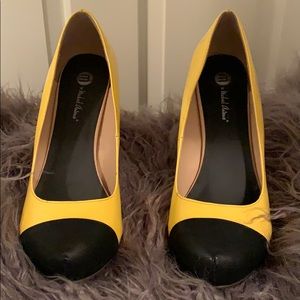 Michael Antonio yellow and black pumps